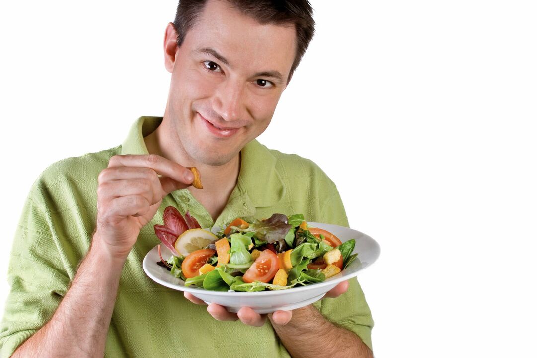 a man eats a vegetable salad for potash